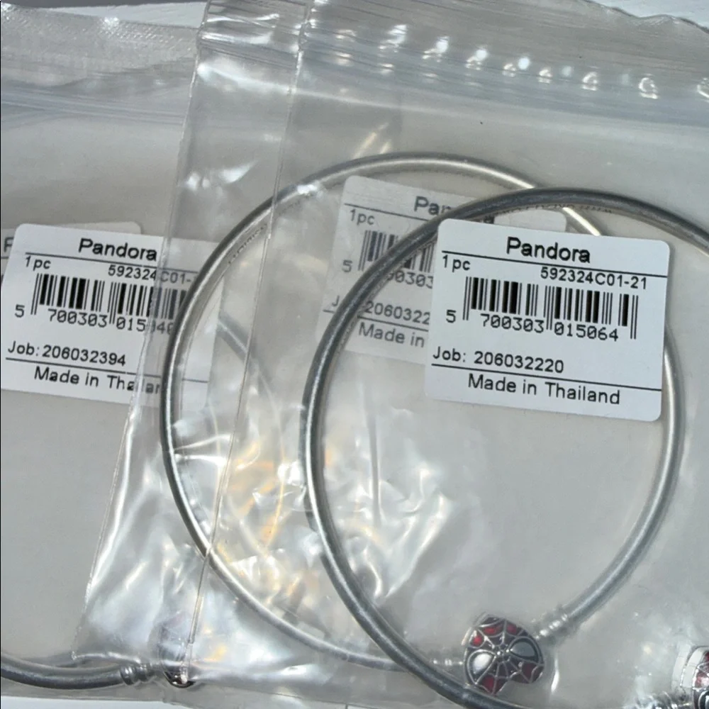 New Pandora Marvel Spider-Man Sterling Silver Bangle with Mask Clasp - Picture 3 of 4